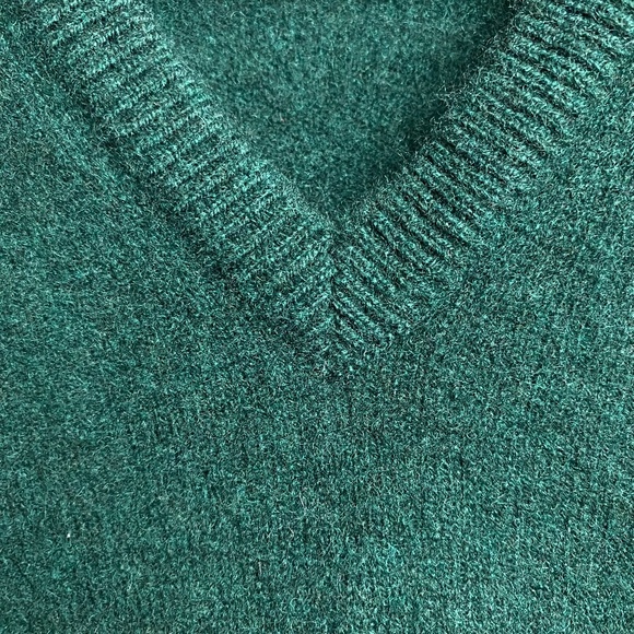 Vintage Menʻs Scottish Lambʻs Wool Forest Green V-Neck Pullover Sweater  Medium - Picture 5 of 7
